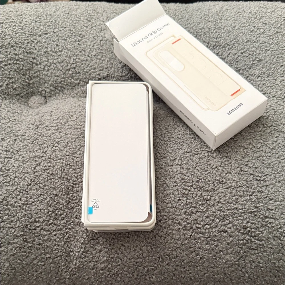 Samsung Galaxy Z Fold Silicone Grip Cover - Cream